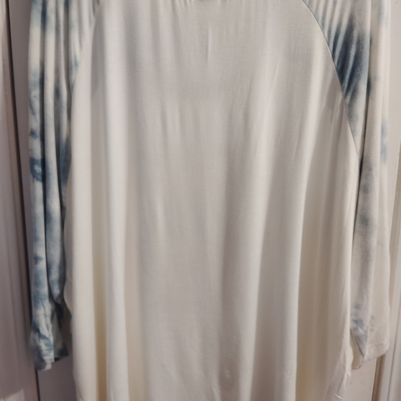 Rue21 White and Blue Graphic Tee - Picture 2 of 3